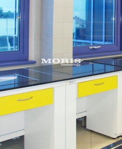 Anti-vibration tables for scales